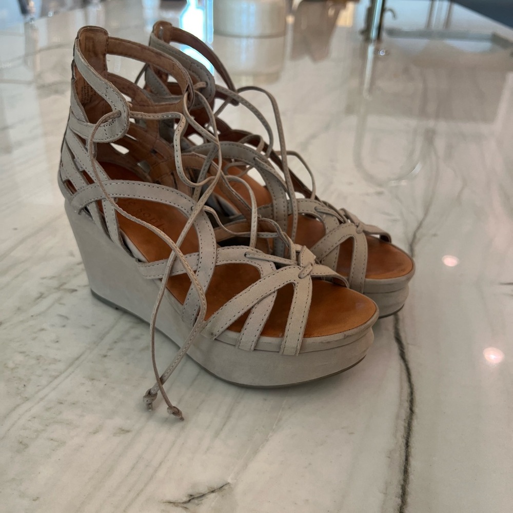 Gentle Souls by Kenneth Cole wedges